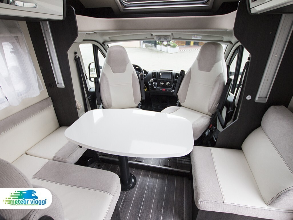 Camper Semintegrale 5 posti Roller Team Kronos 284