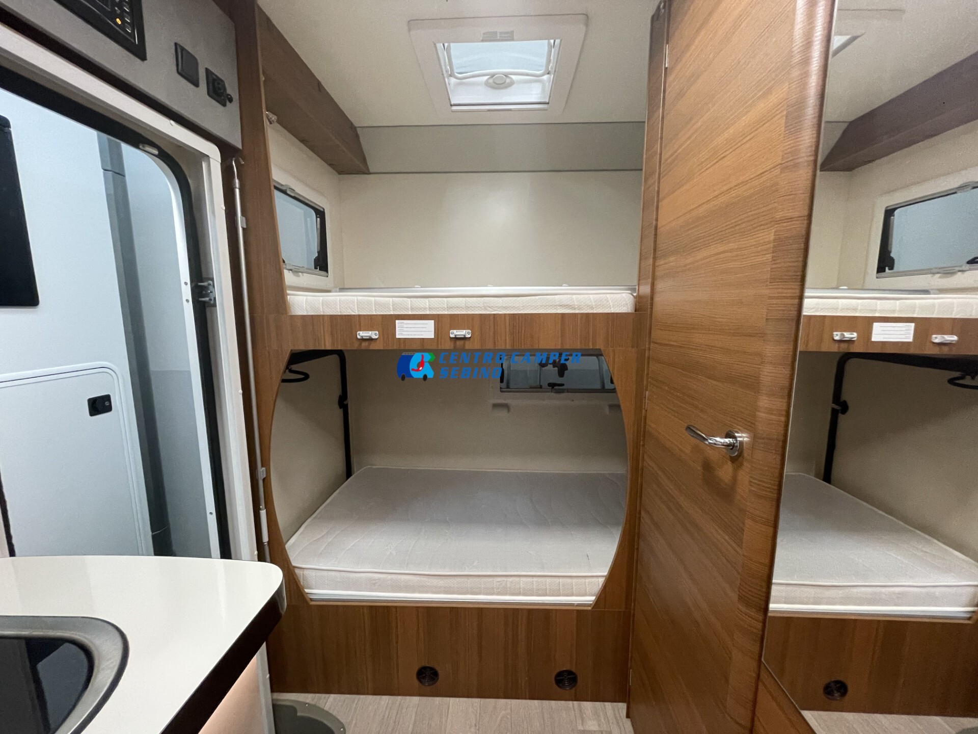 Elnagh Baron 22 camper mansardato 7 posti letto 7 