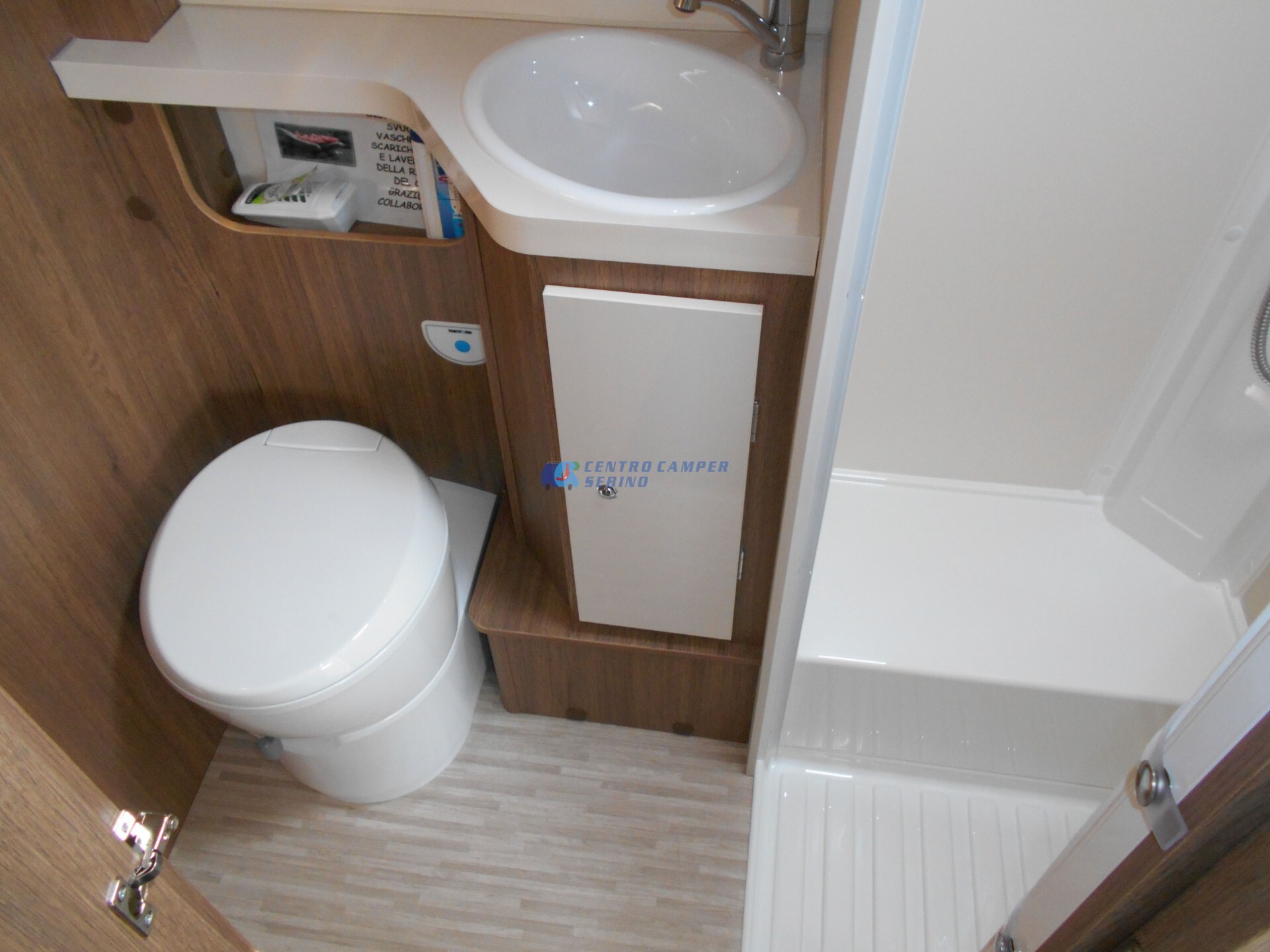 Elnagh Baron 20 camper mansardato 8 posti letto e 