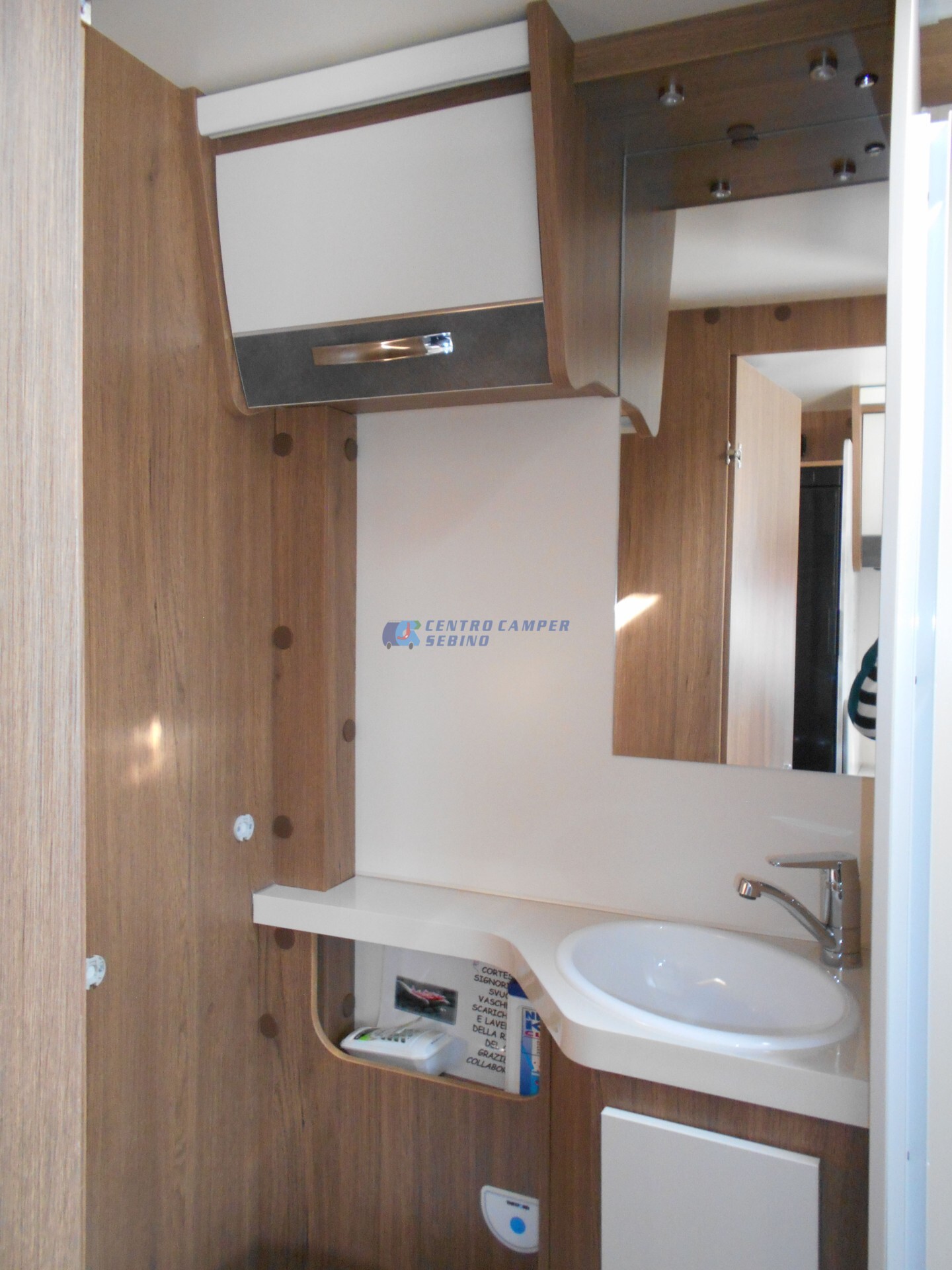 Elnagh Baron 20 camper mansardato 8 posti letto e 