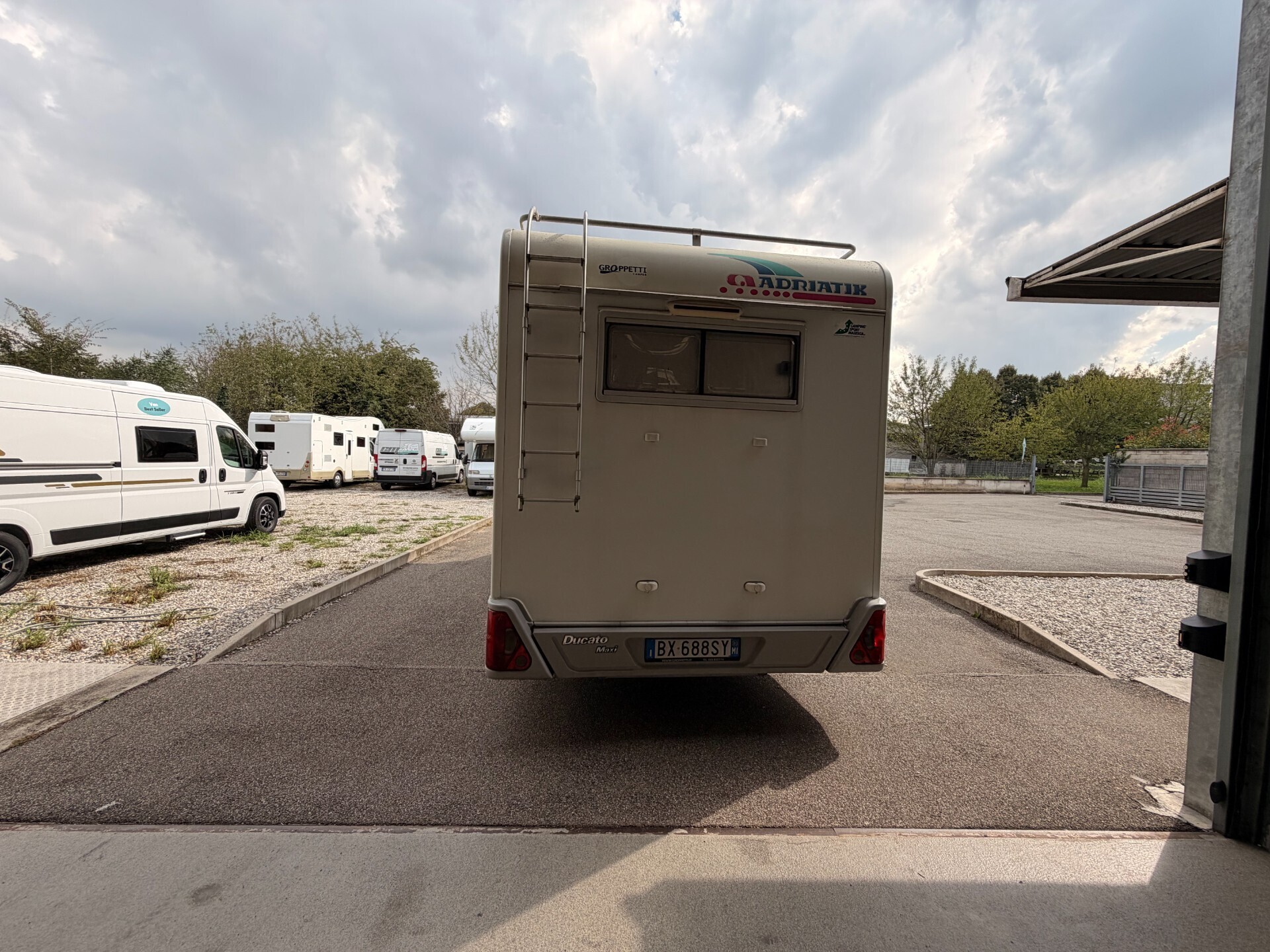 CAMPER MANSARDATO Adria 660 DP CON LETTO TRASVERSA