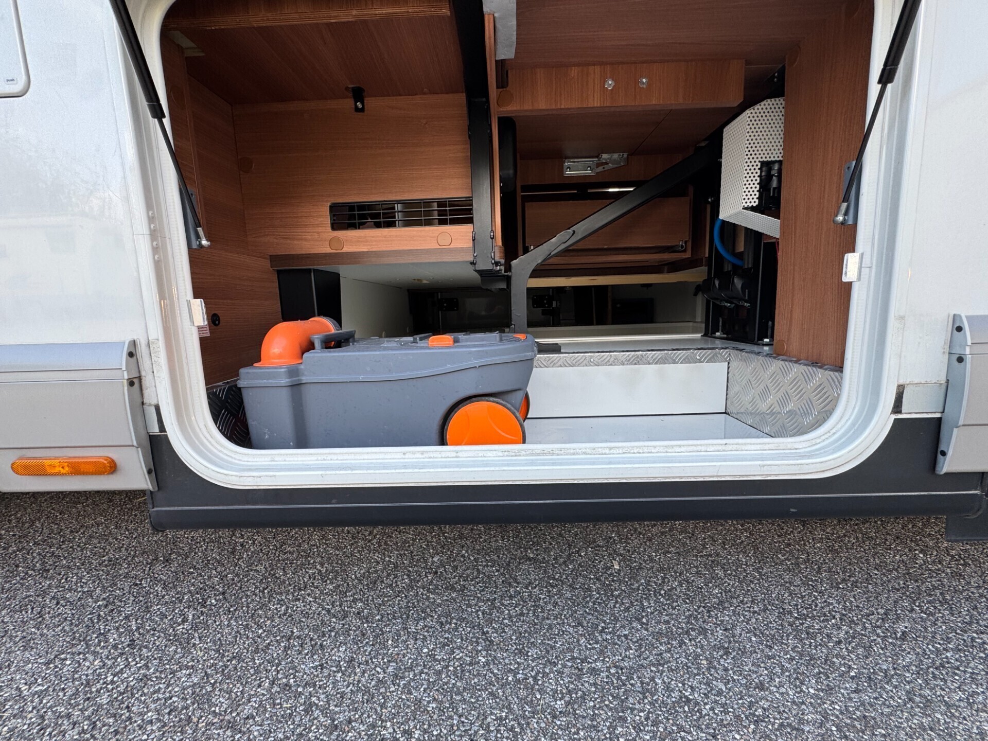 MOTORHOME Carthago C LINE I 5.9 XL LE CON LETTI GE
