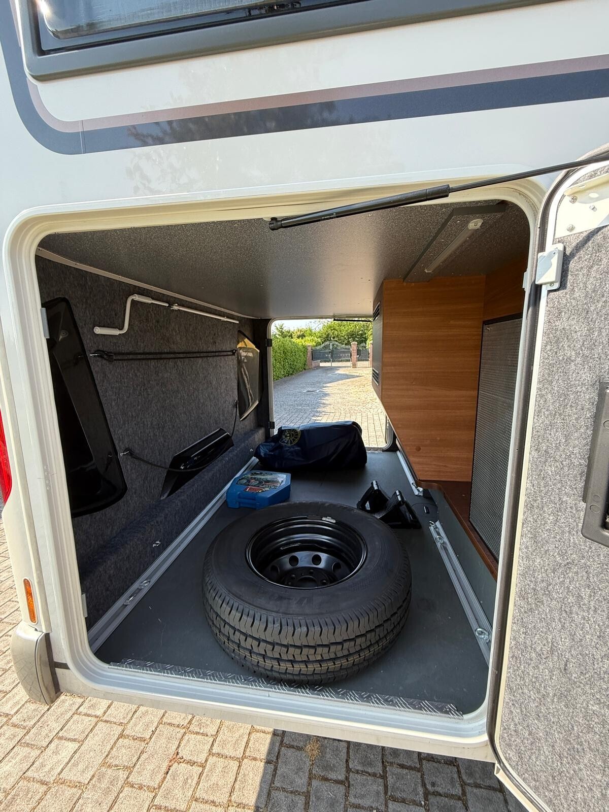 Carthago CHIC C-LINE I 5.9 XL LE MOTORHOME 3 ASSI 