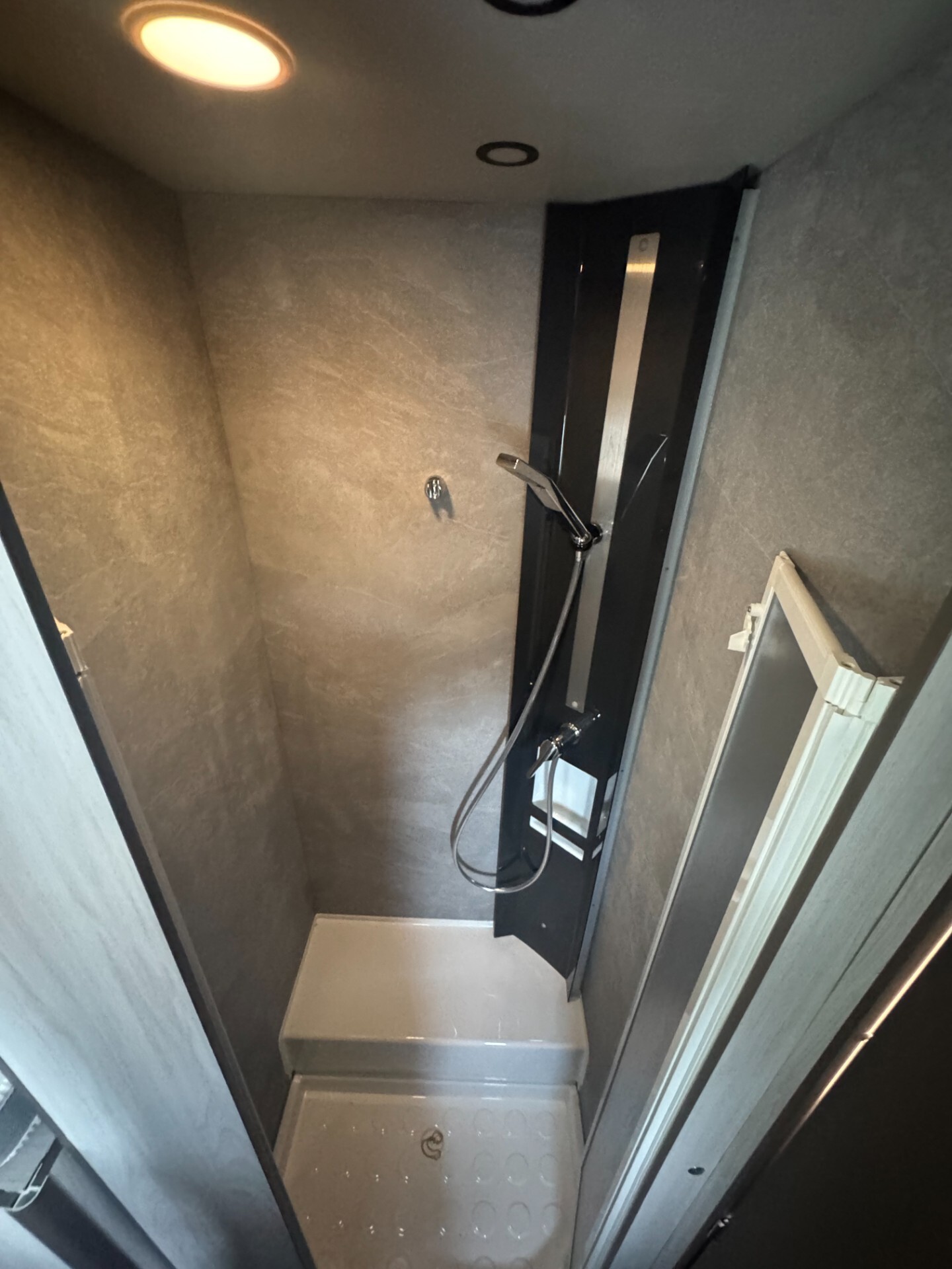 CAMPER MANSARDATO XGO XCAMP 695 CON LETTI GEMELLI