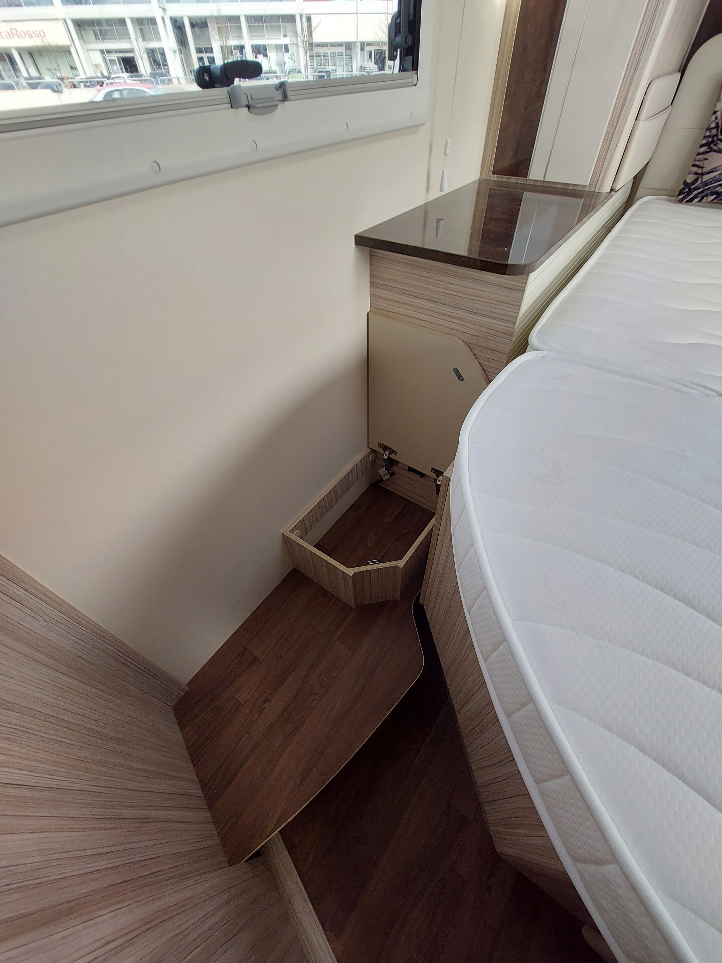 Elnagh T-Loft 582