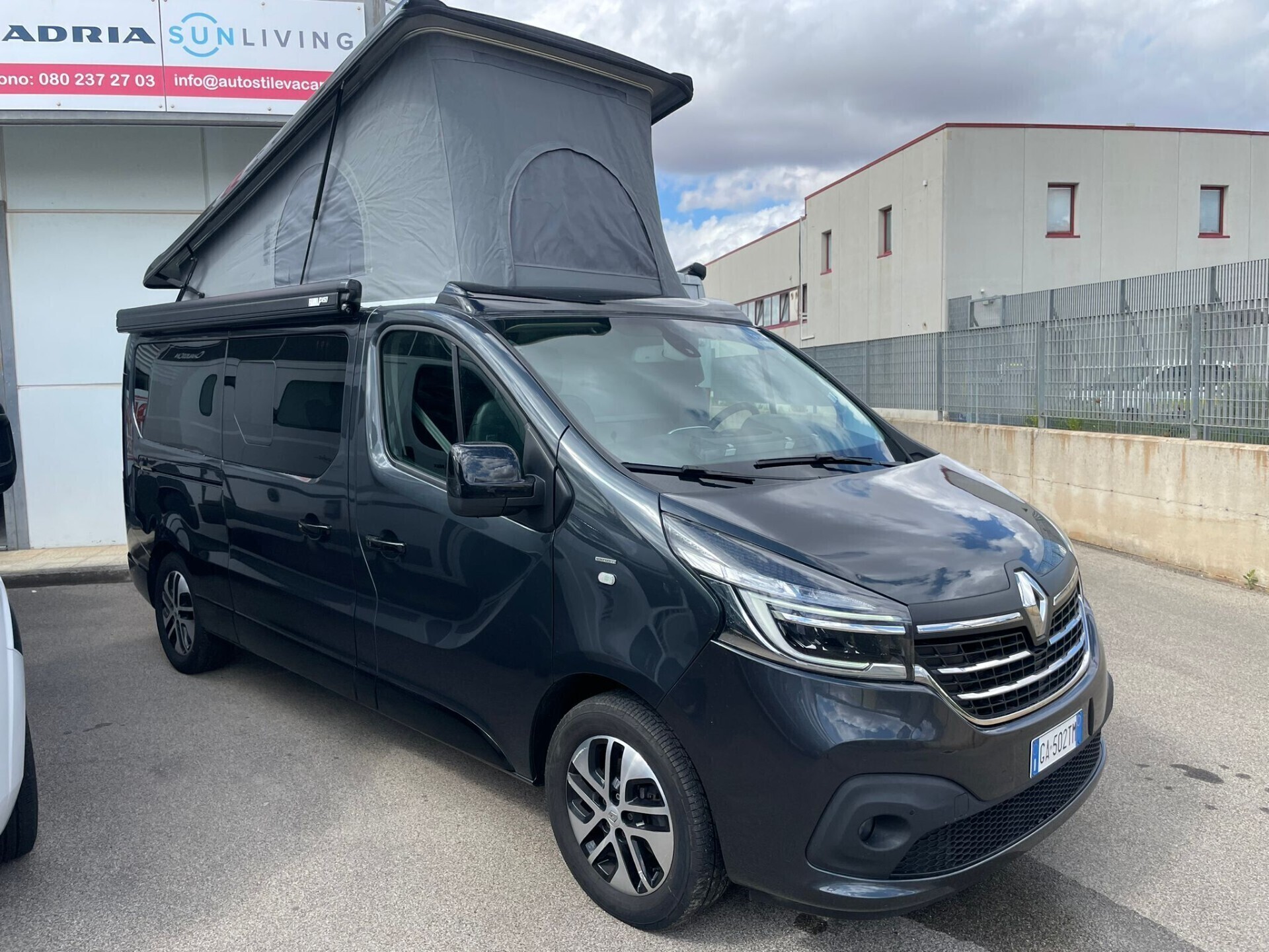 Van RENAULT TRAFIC con tetto sollevabile da 5,40 m