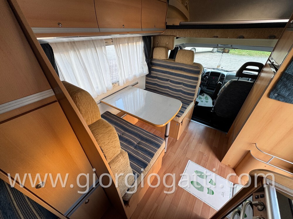 camper Elnagh Super D 105 mansardato con letti a c
