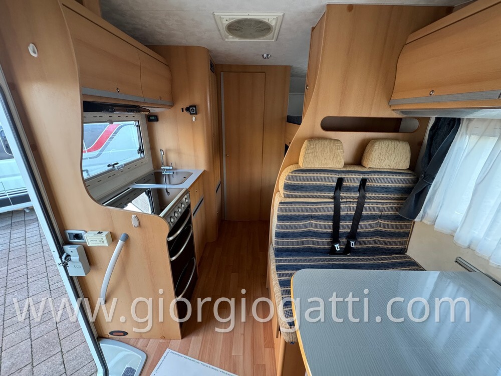 camper Elnagh Super D 105 mansardato con letti a c