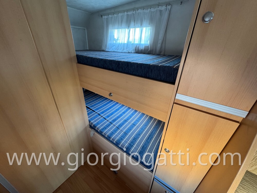 camper Elnagh Super D 105 mansardato con letti a c