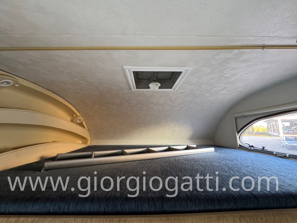 camper Elnagh Super D 105 mansardato con letti a c