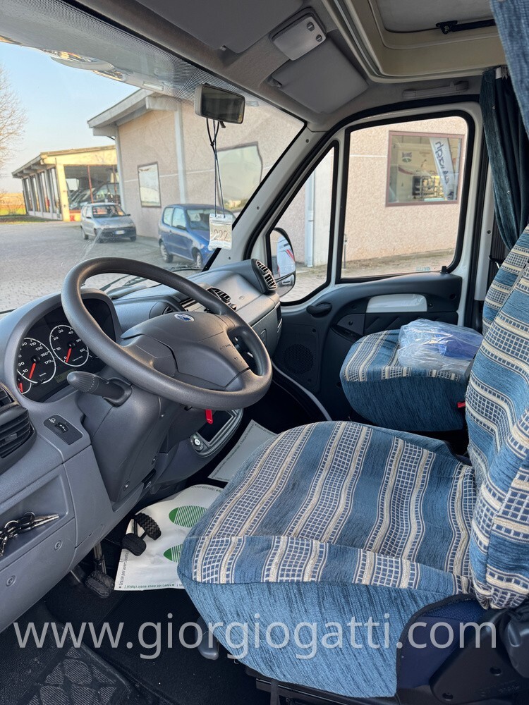 camper Elnagh Super D 105 mansardato con letti a c