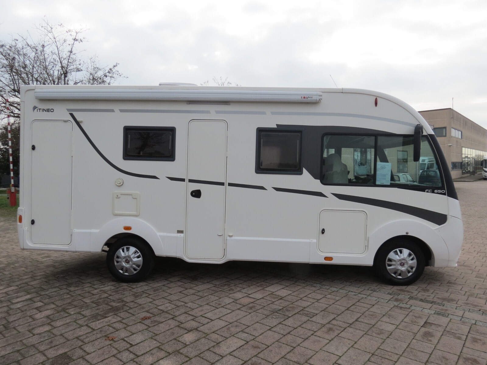 CAMPER MOTORHOME ITINEO FC 650 CON BAGNO IN CODA E