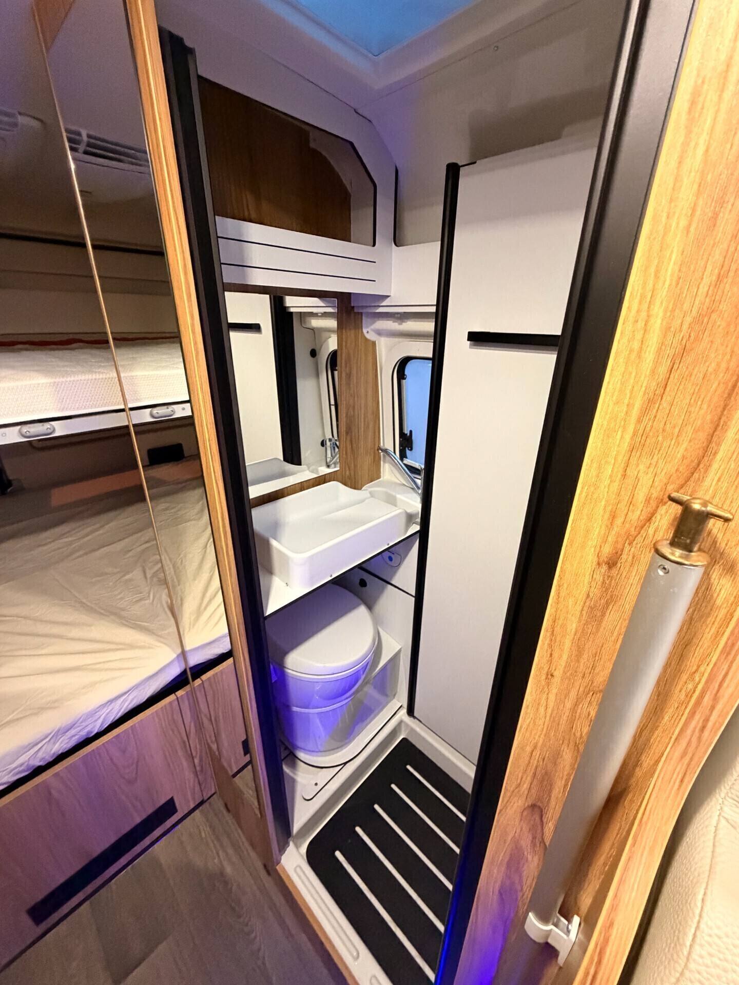 VAN FONT VENDOME HORIZON 305 CON DOPPIO LETTO MATR