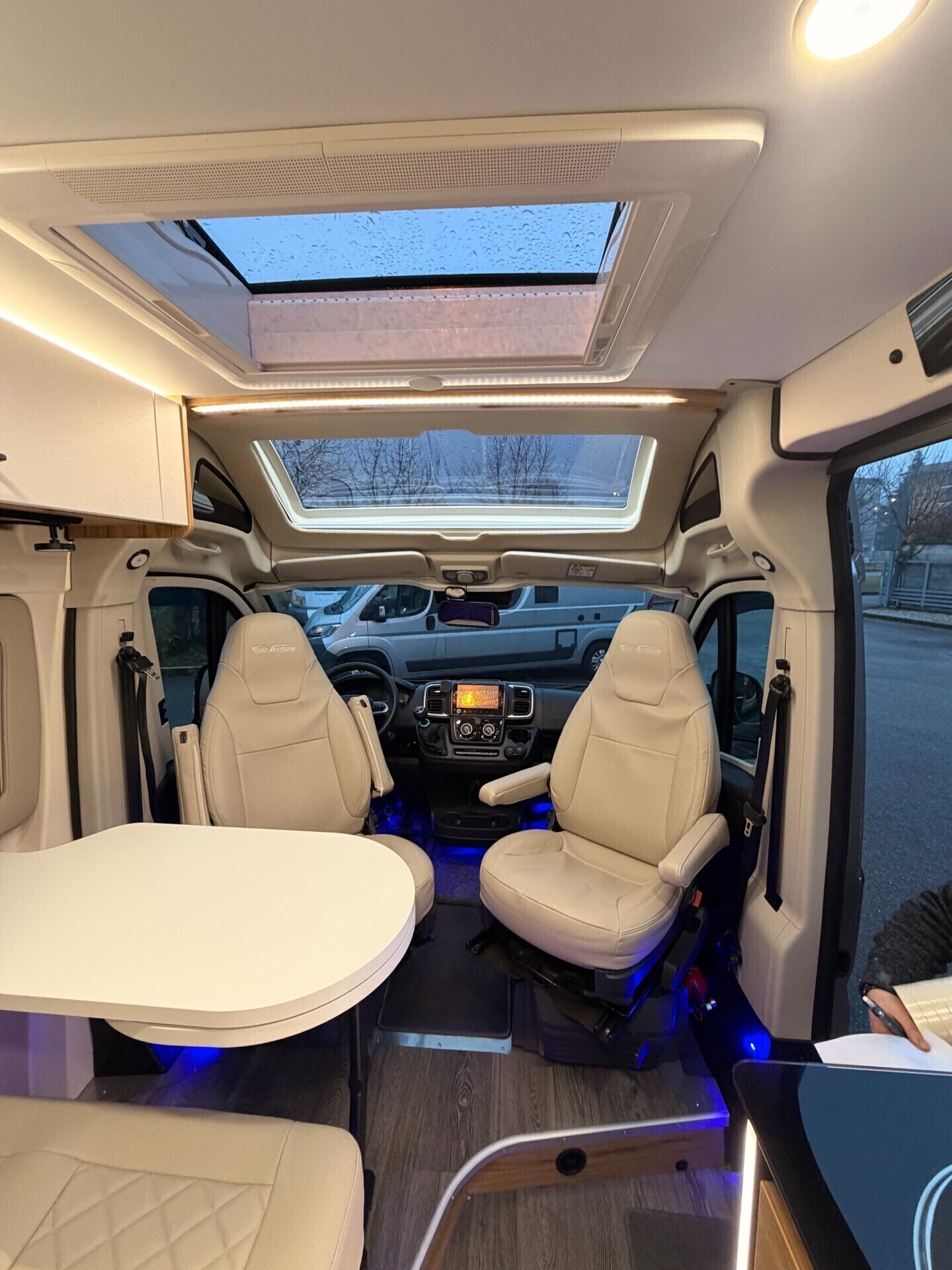 VAN FONT VENDOME HORIZON 305 CON DOPPIO LETTO MATR