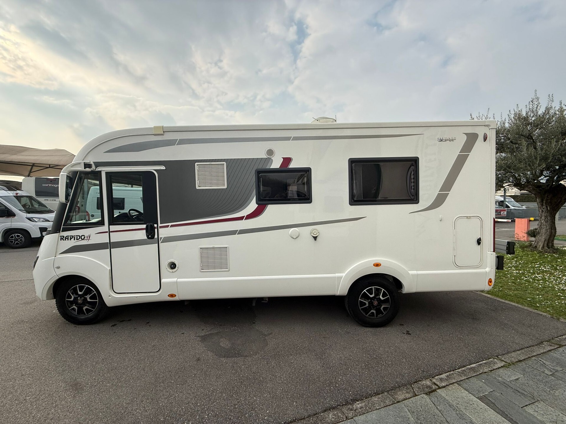 Rapido 854F motorhome dimette in coda