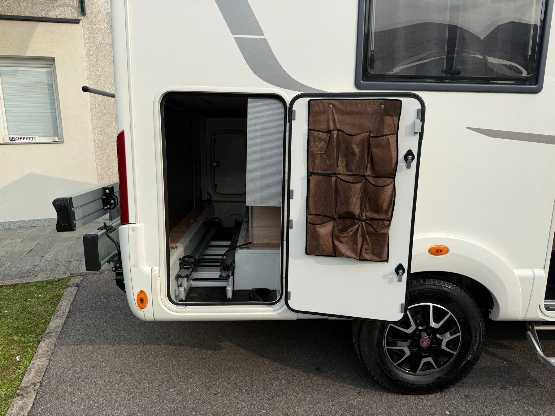 Rapido 854F motorhome dimette in coda