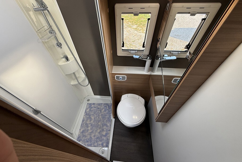 Adria Coral XL Axess 600 DP 6 posti omologati