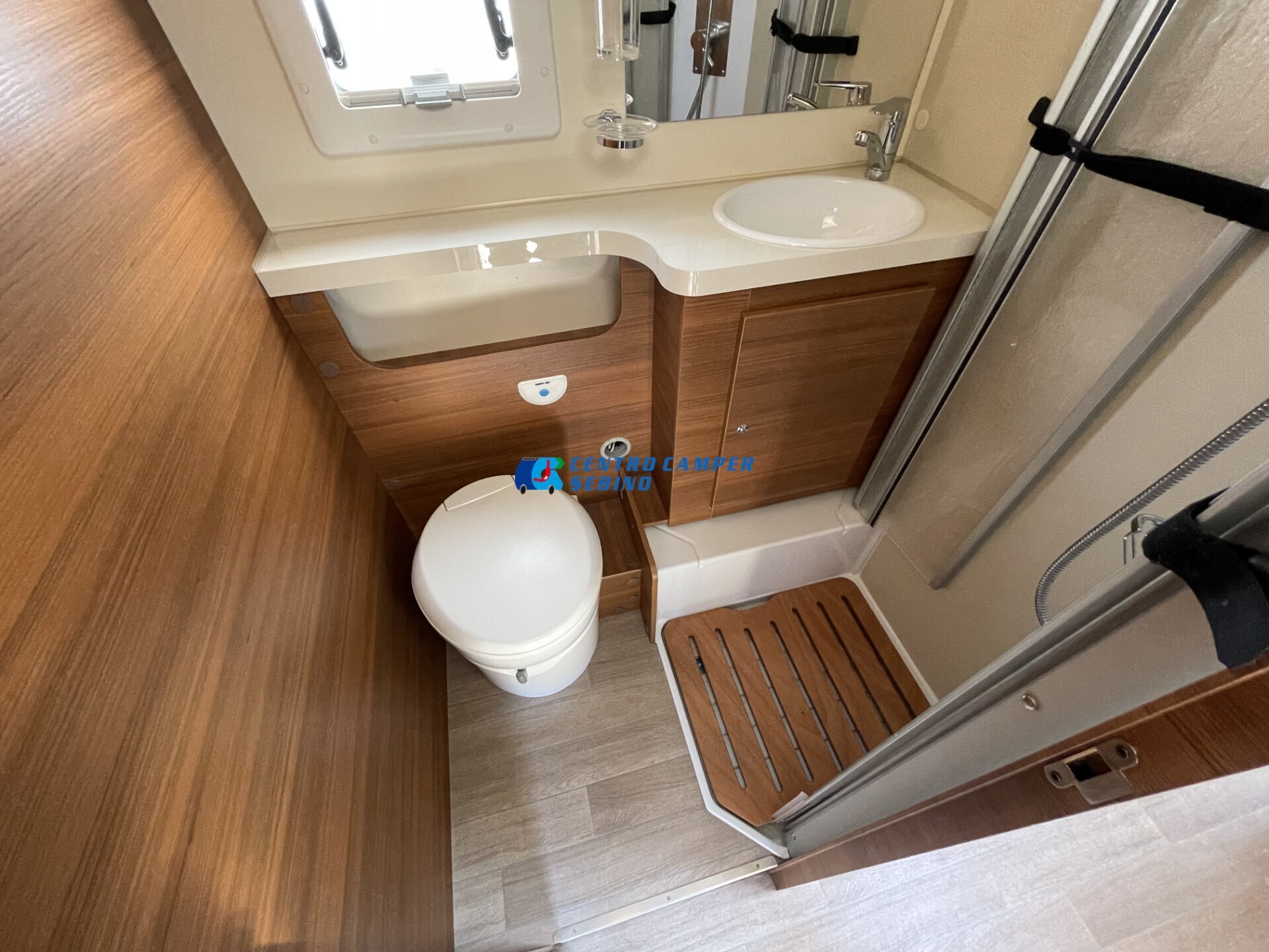 Elnagh Baron 22 camper mansardato 7 posti 6,99 mt