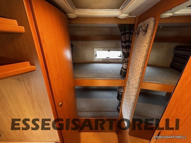 KENTUCKY CORRAL 3 GEMELLATO 137 CV 6 POSTI 664 CM 