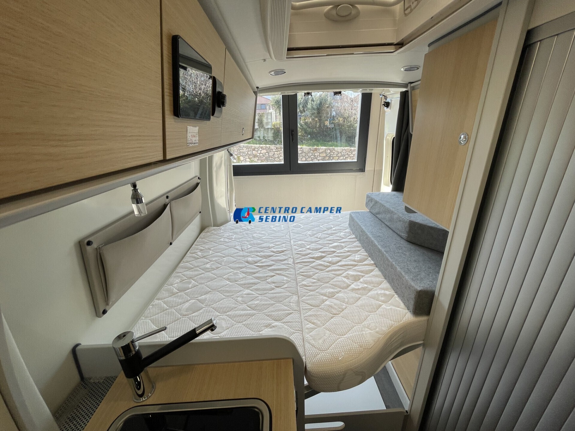 Font Vendôme Master Van XS campervan 5,54m 3 posti