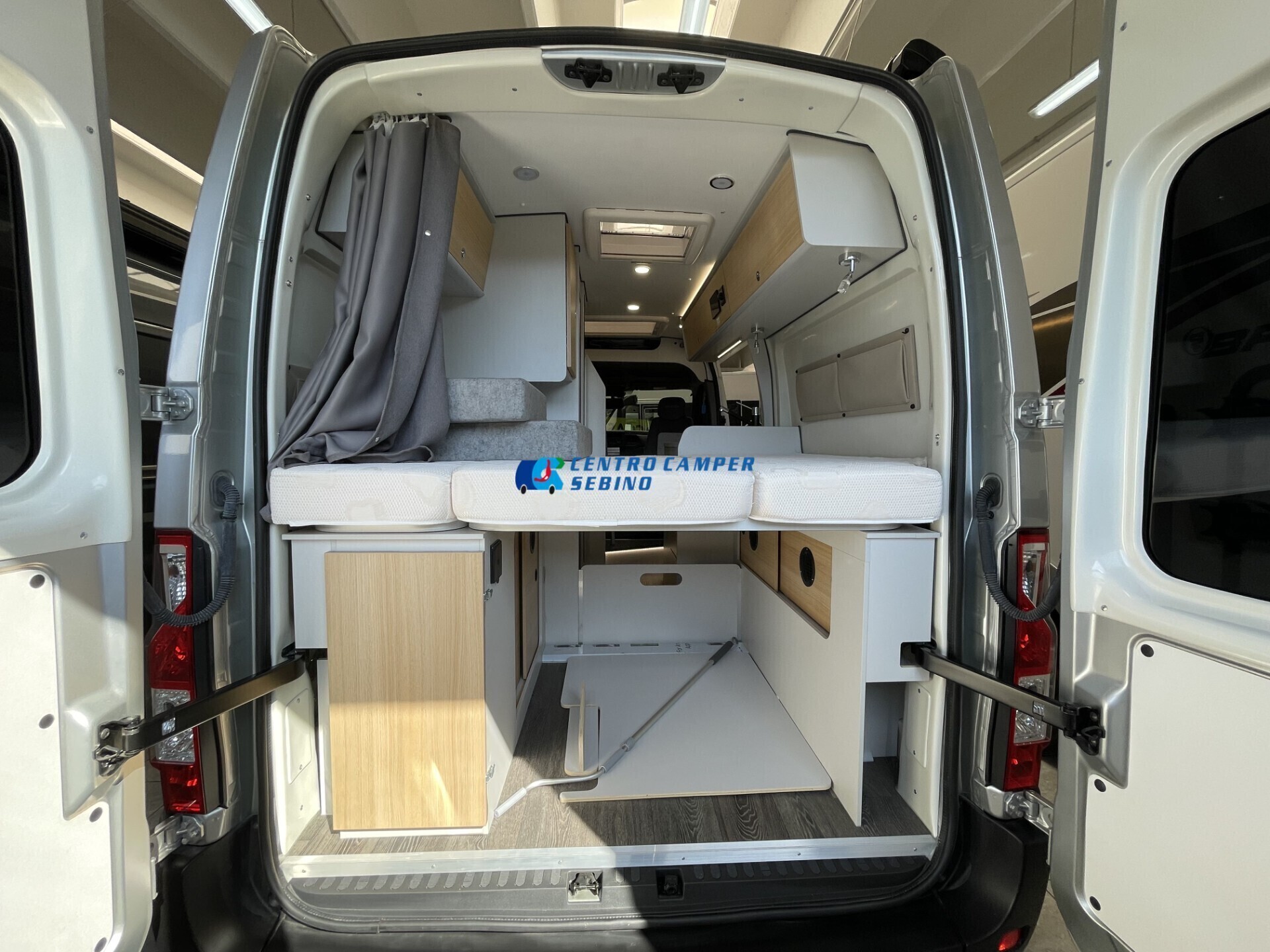 Font Vendôme Master Van XS campervan 5,54m 3 posti