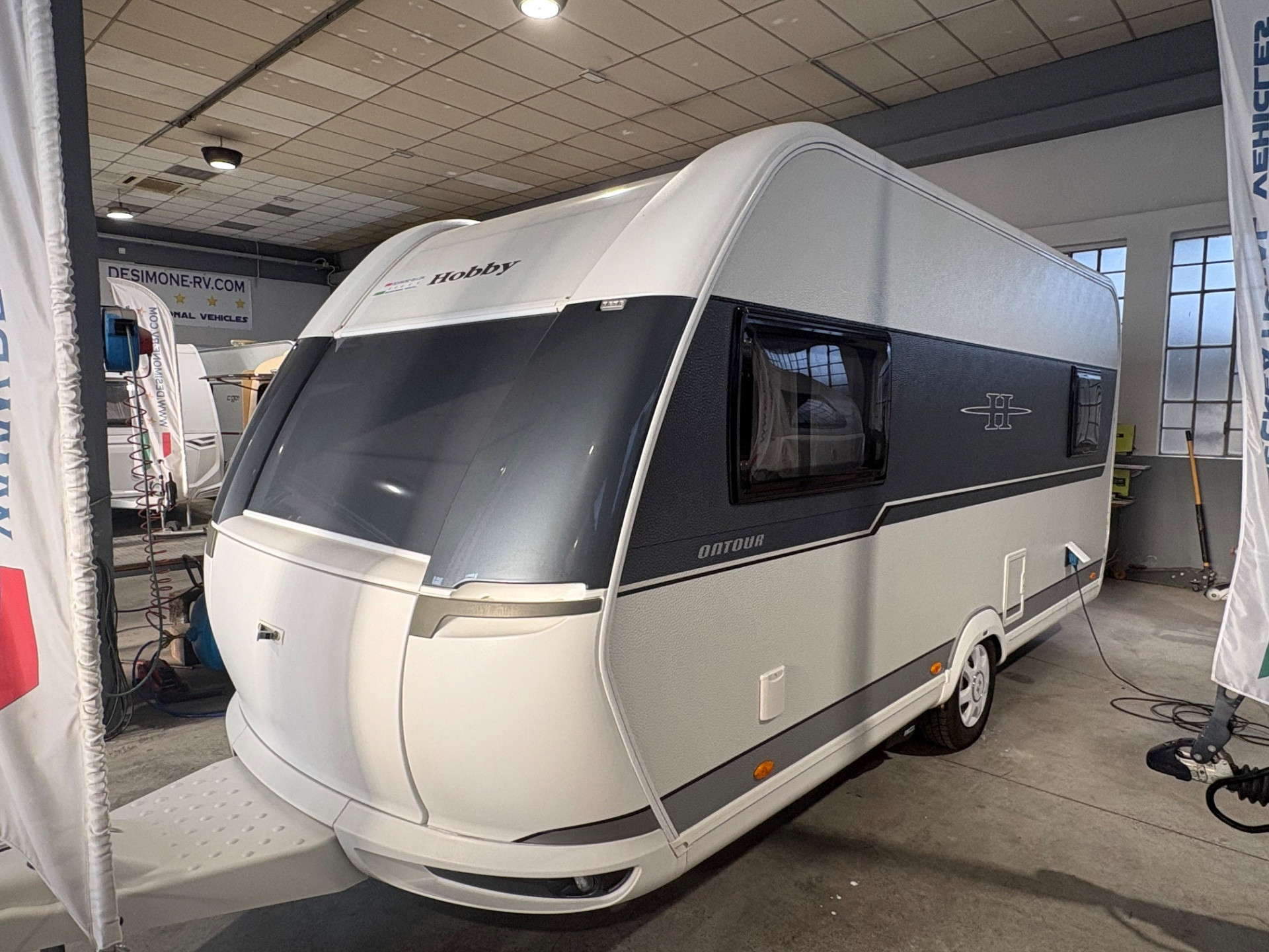 Hobby Ontour 460 ul-posti 4-Mover-veranda