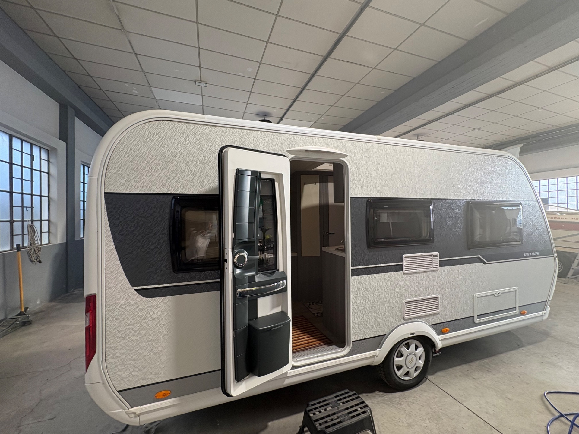 Hobby Ontour 460 ul-posti 4-Mover-veranda