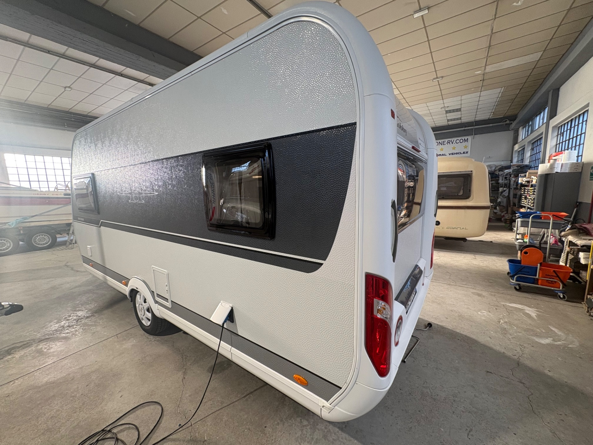 Hobby Ontour 460 ul-posti 4-Mover-veranda