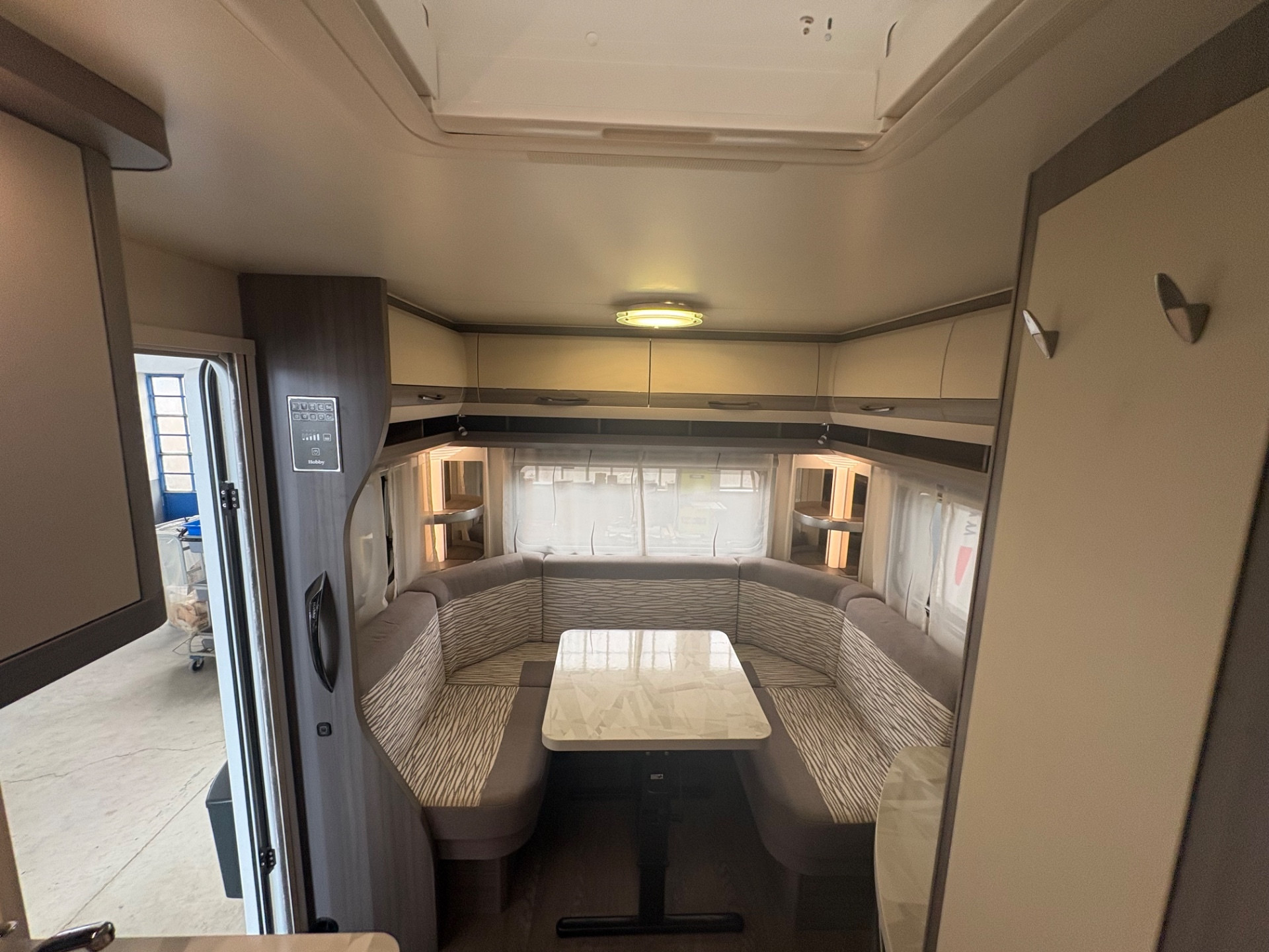 Hobby Ontour 460 ul-posti 4-Mover-veranda