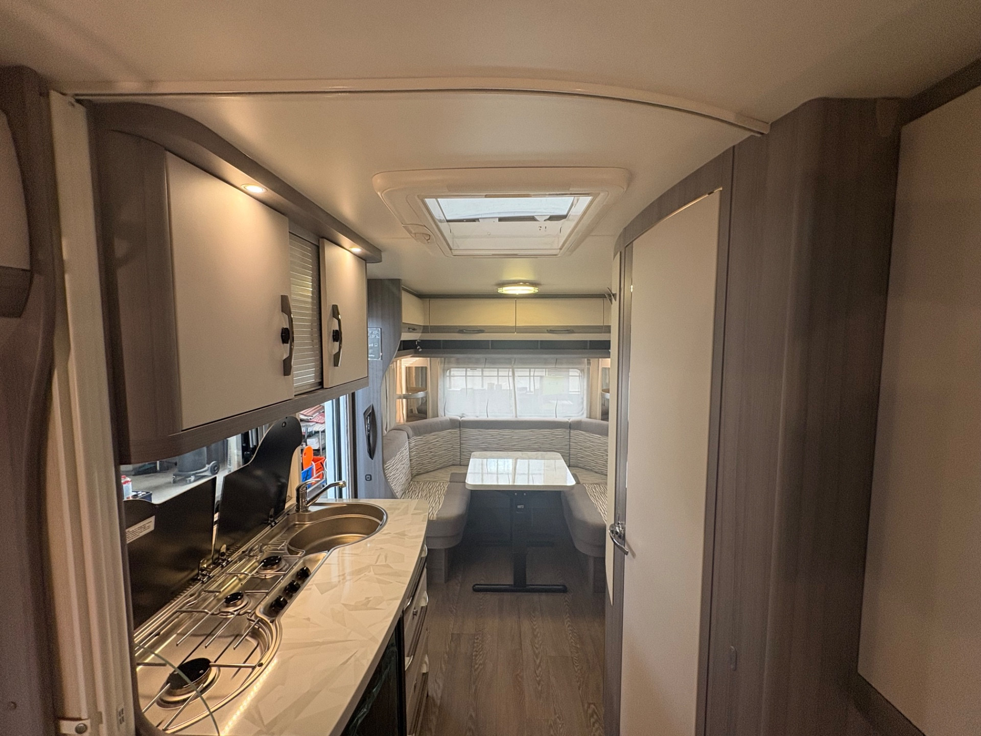Hobby Ontour 460 ul-posti 4-Mover-veranda