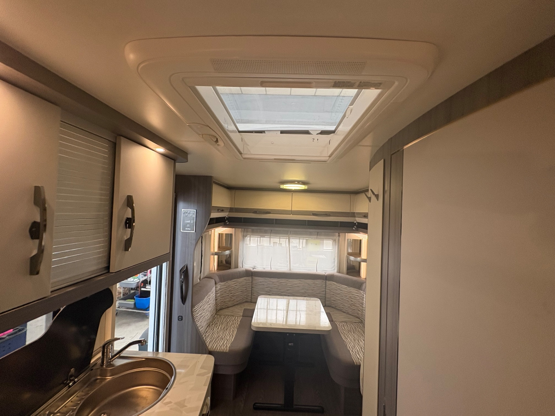 Hobby Ontour 460 ul-posti 4-Mover-veranda