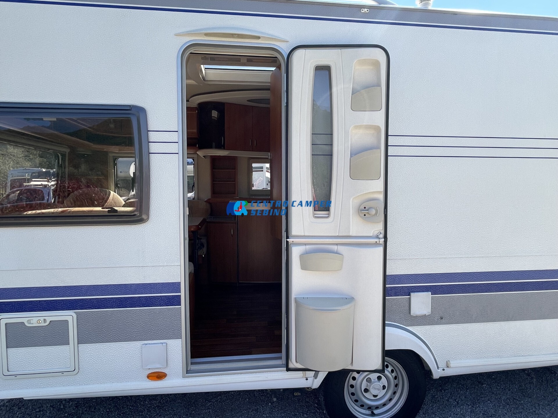 Hobby Excellent 495 UFe caravan 4 posti
