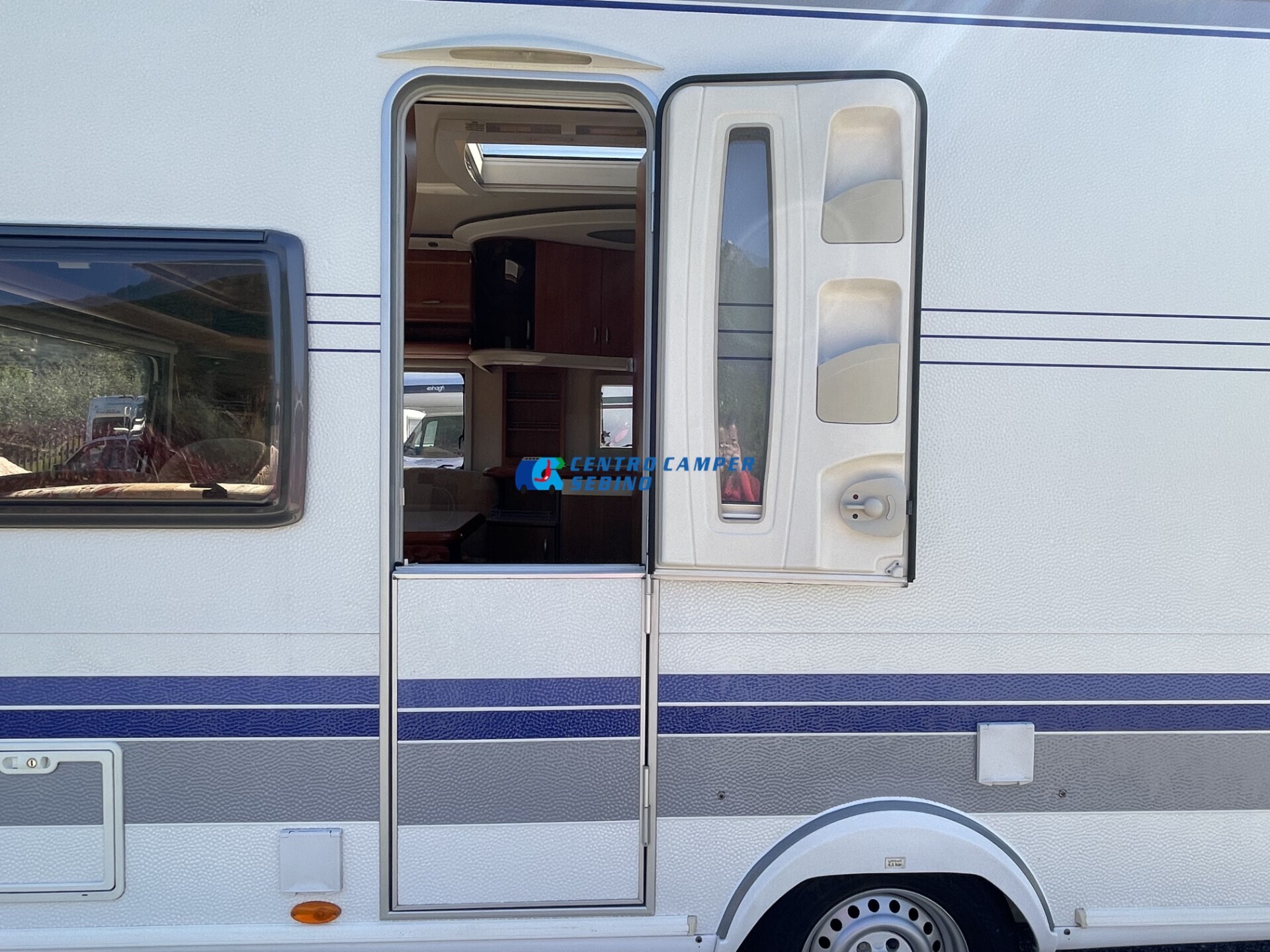 Hobby Excellent 495 UFe caravan 4 posti