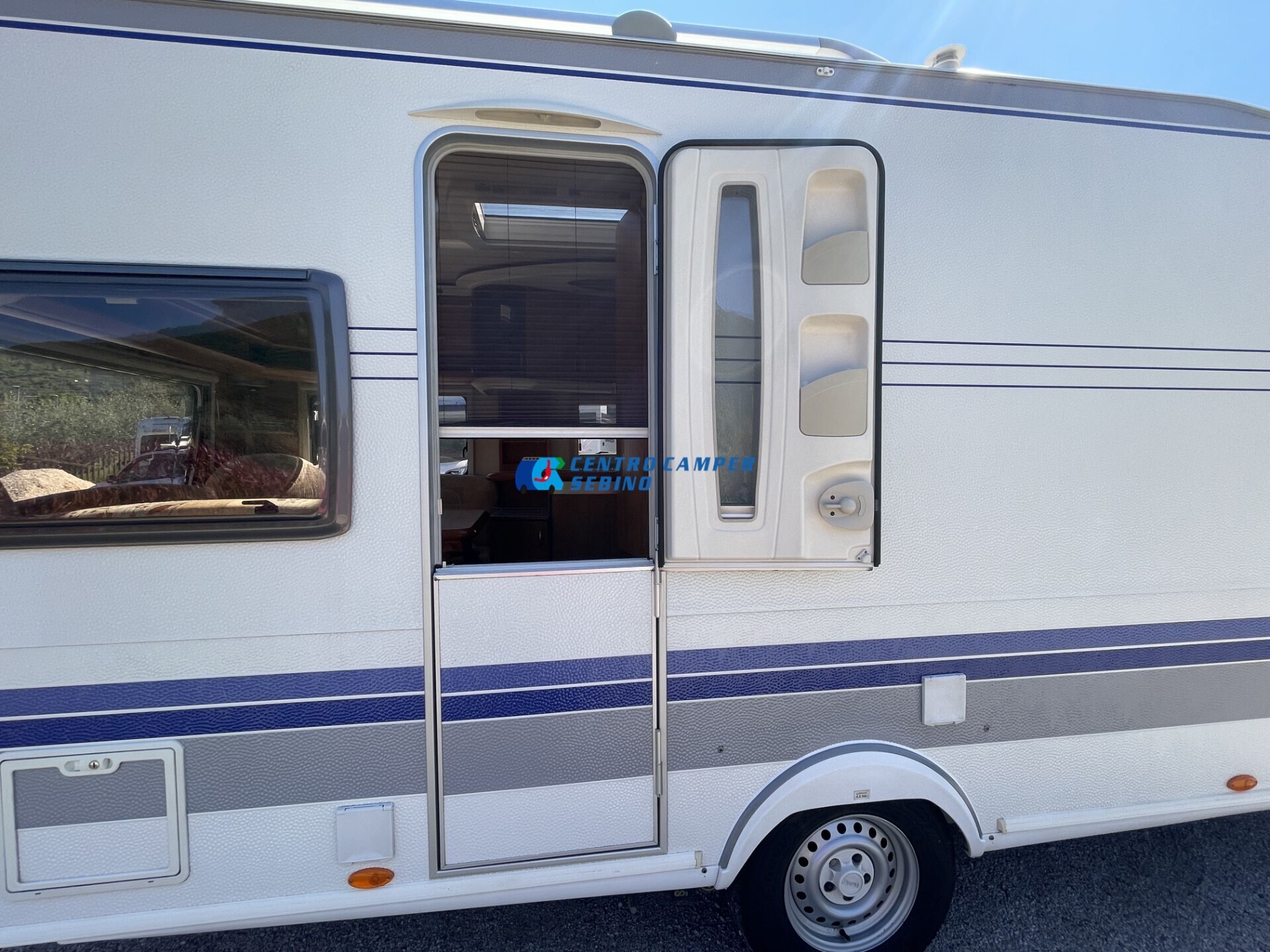 Hobby Excellent 495 UFe caravan 4 posti