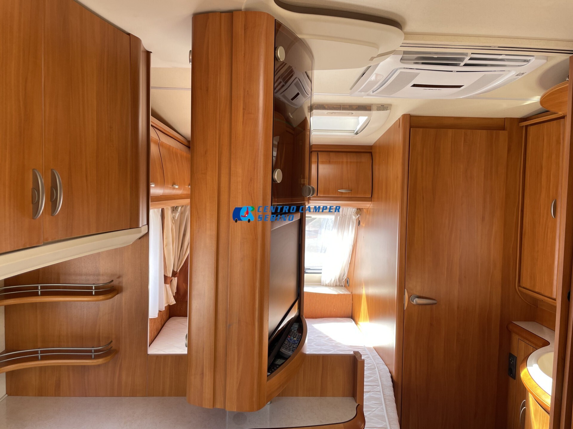 Hobby Excellent 495 UFe caravan 4 posti