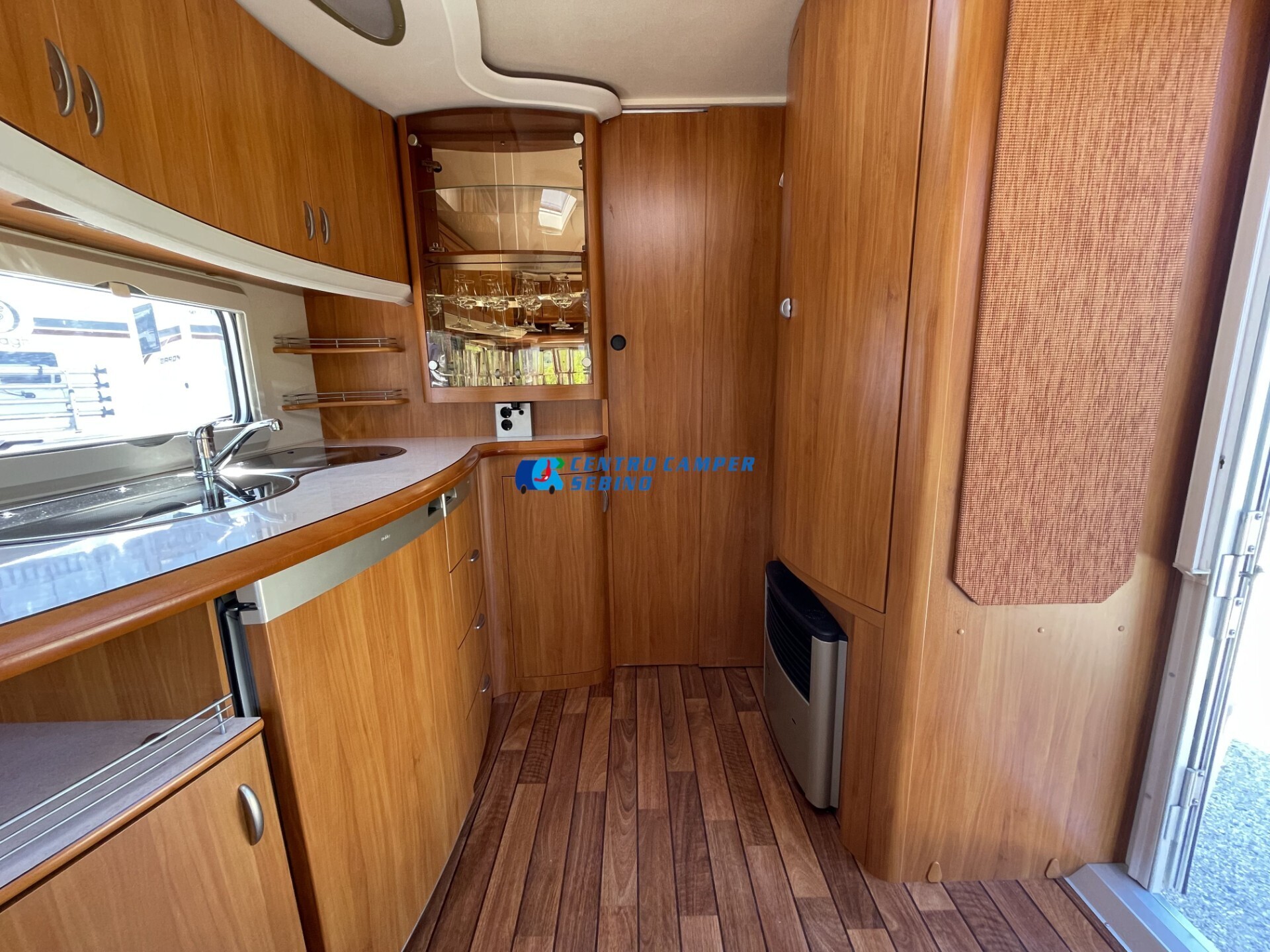 Hobby Excellent 495 UFe caravan 4 posti