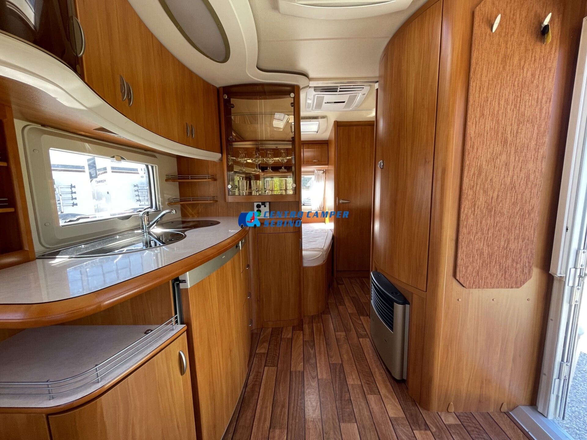 Hobby Excellent 495 UFe caravan 4 posti