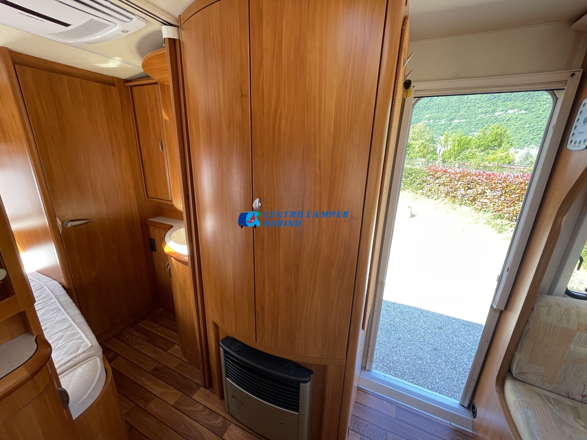 Hobby Excellent 495 UFe caravan 4 posti