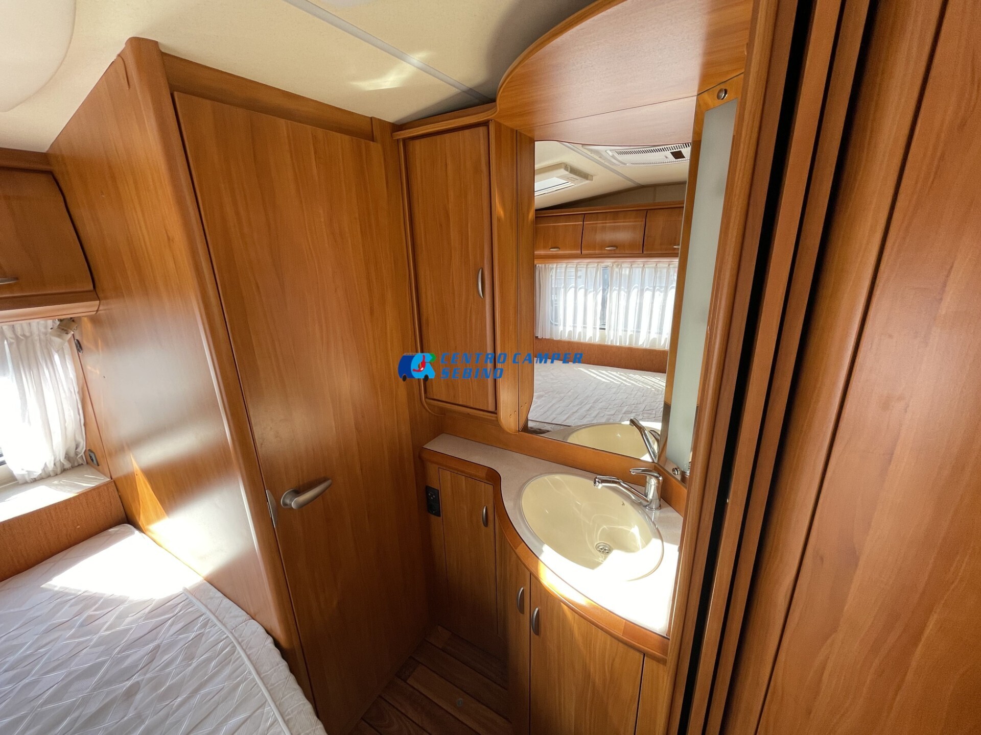 Hobby Excellent 495 UFe caravan 4 posti
