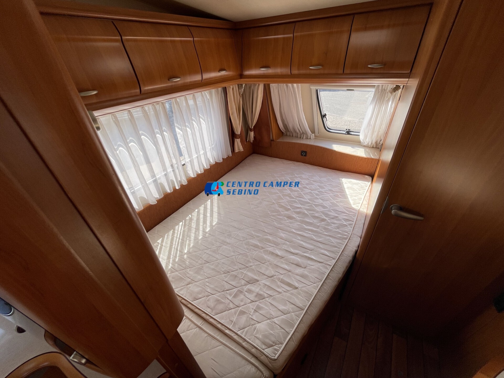 Hobby Excellent 495 UFe caravan 4 posti