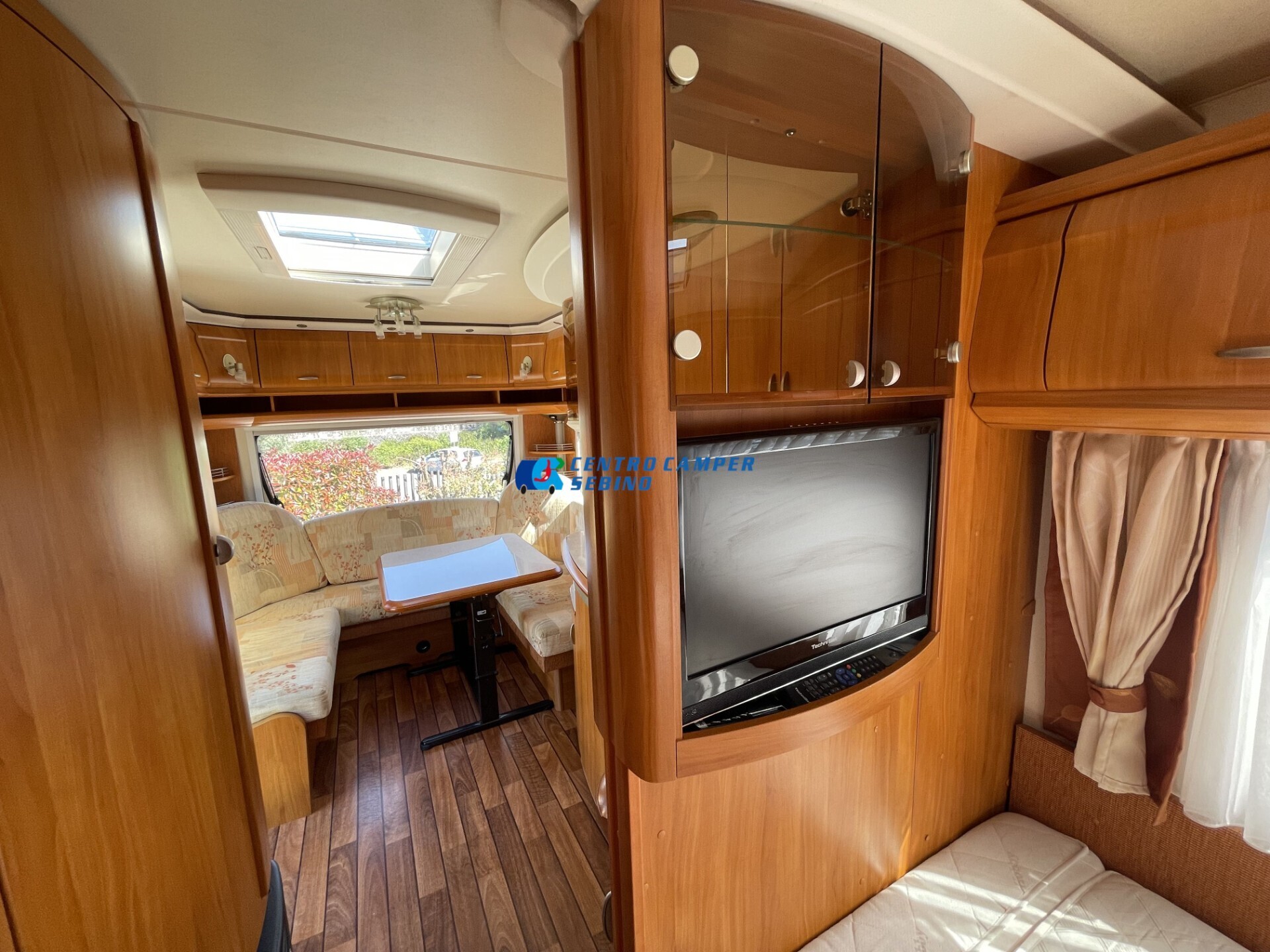 Hobby Excellent 495 UFe caravan 4 posti
