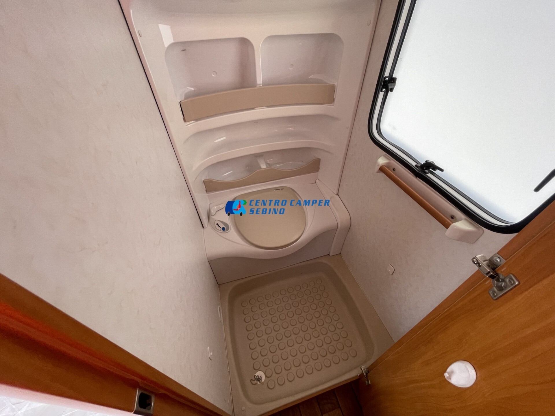 Hobby Excellent 495 UFe caravan 4 posti