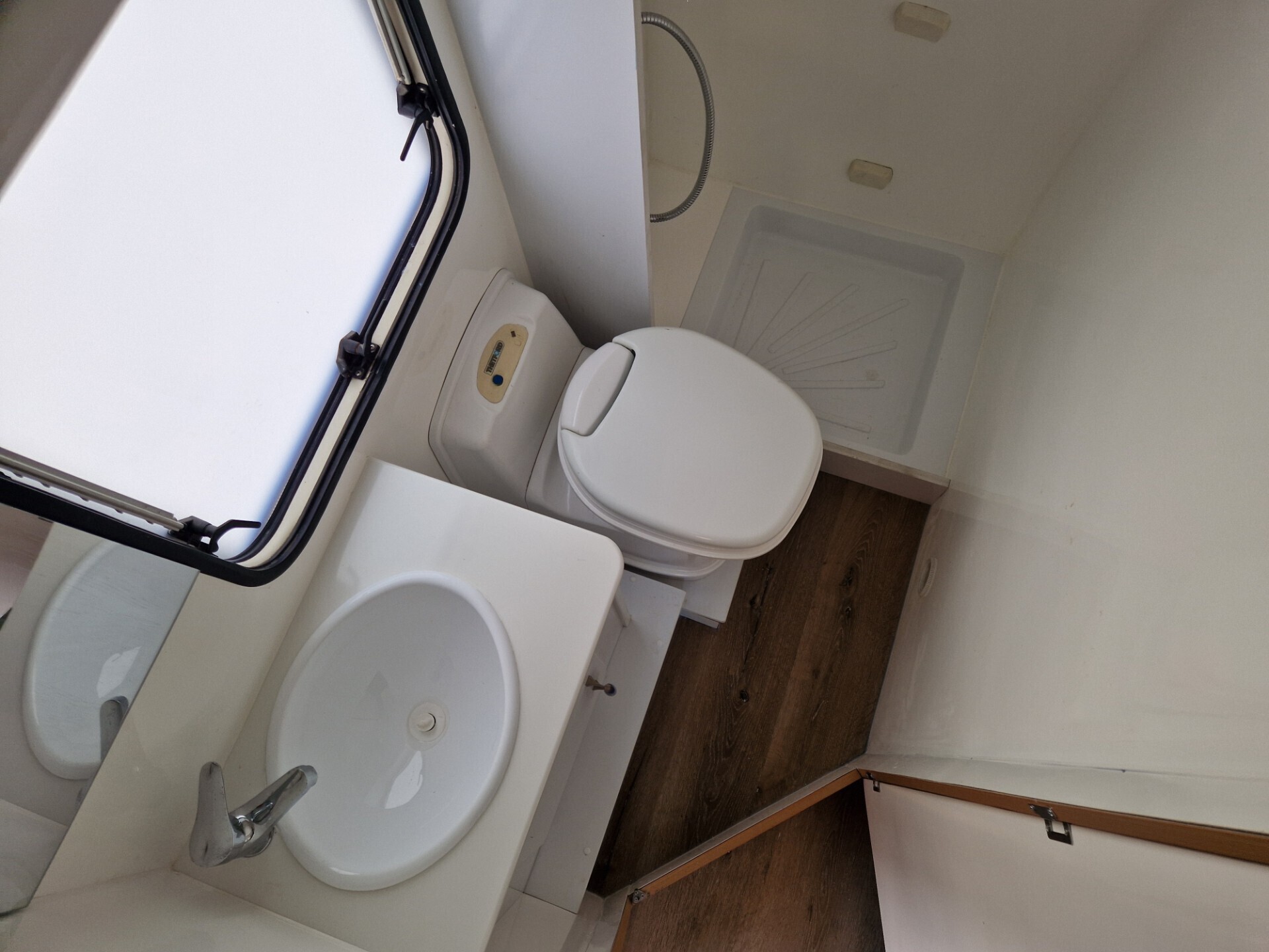 Elnagh Slim LUNGO 5,99 con clima cabina