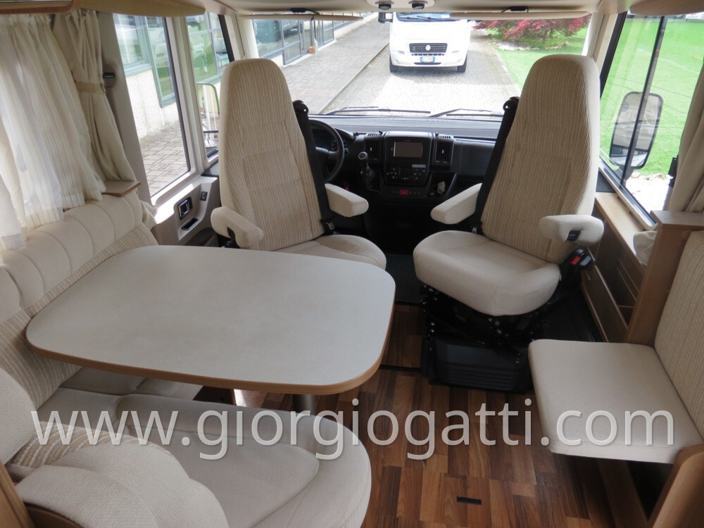 camper Hymer Exsis-i 614 motorhome compatto con ga