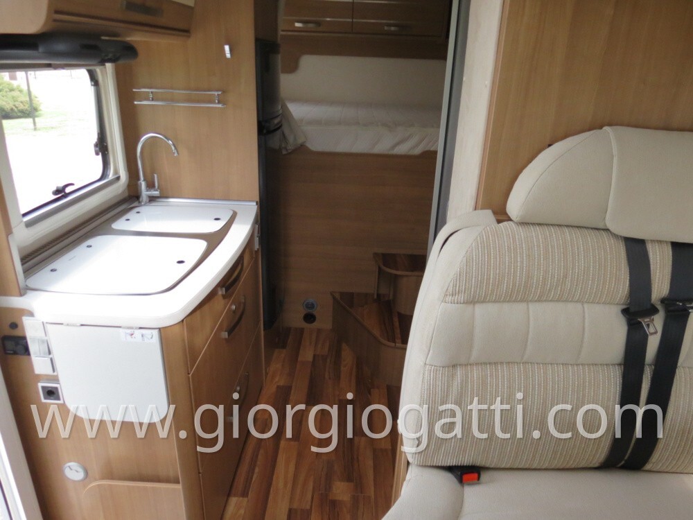 camper Hymer Exsis-i 614 motorhome compatto con ga