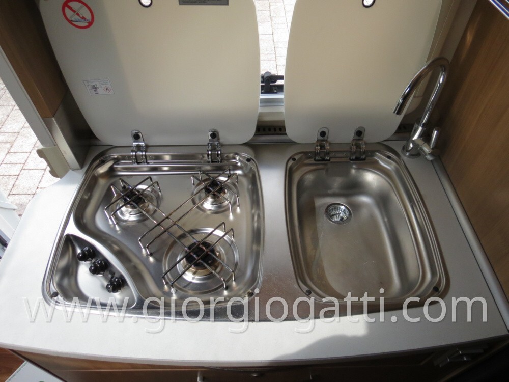 camper Hymer Exsis-i 614 motorhome compatto con ga