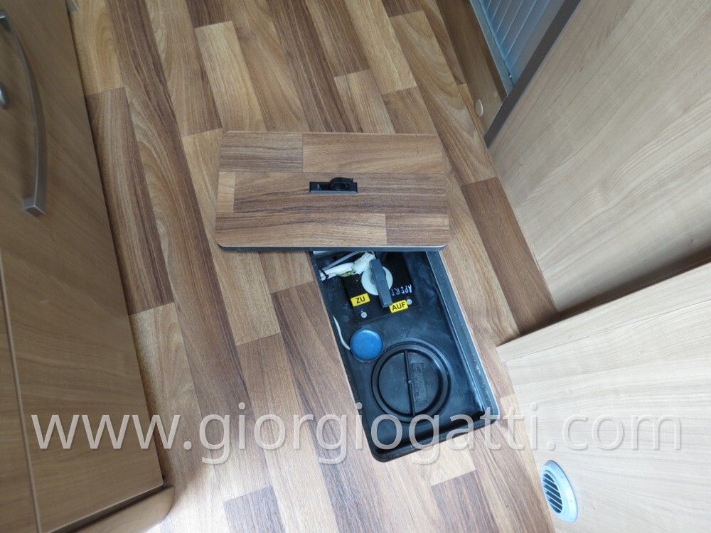camper Hymer Exsis-i 614 motorhome compatto con ga