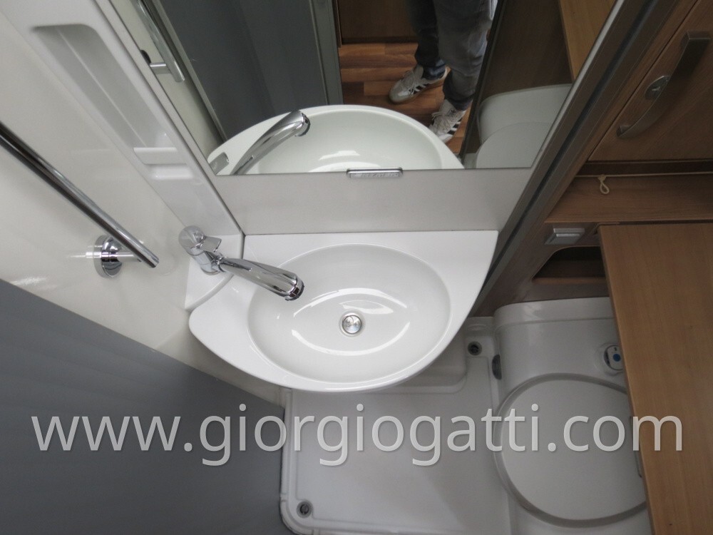 camper Hymer Exsis-i 614 motorhome compatto con ga