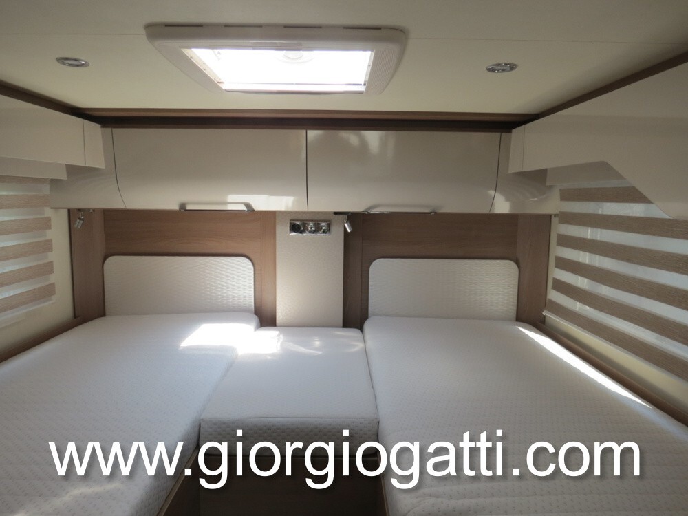 CAMPER MOTORHOME BUERSTNER IXEO I 690 CON GARAGE