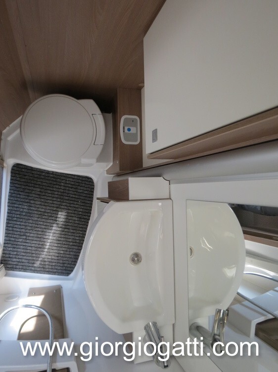 CAMPER MOTORHOME BUERSTNER IXEO I 690 CON GARAGE